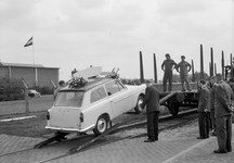 841540 Afbeelding van het vervoer per trein van de eerste in Nederland geassembleerde Austin A 40 personenauto's bij ...